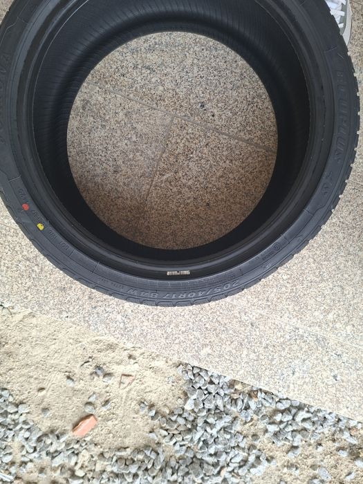 Pneus novos medida 205 40 r17