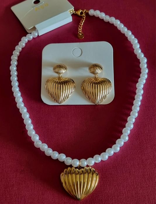 Colar dourado, em aço, com pérolas e um coração. + brincos