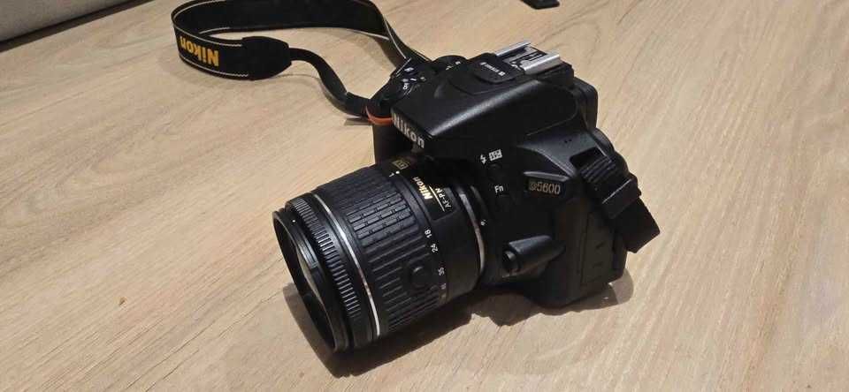 Nikon D5600 + Lente 18-55mm VR - Como Nova - Excelente Estado