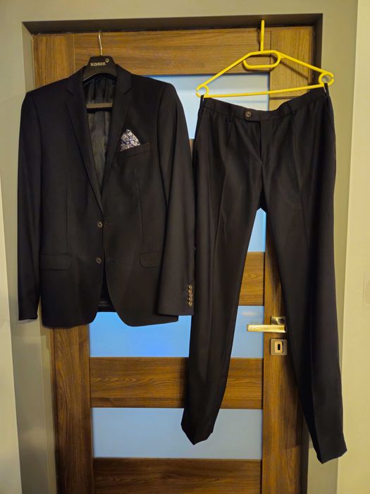 Granatowy Garnitur, Konik