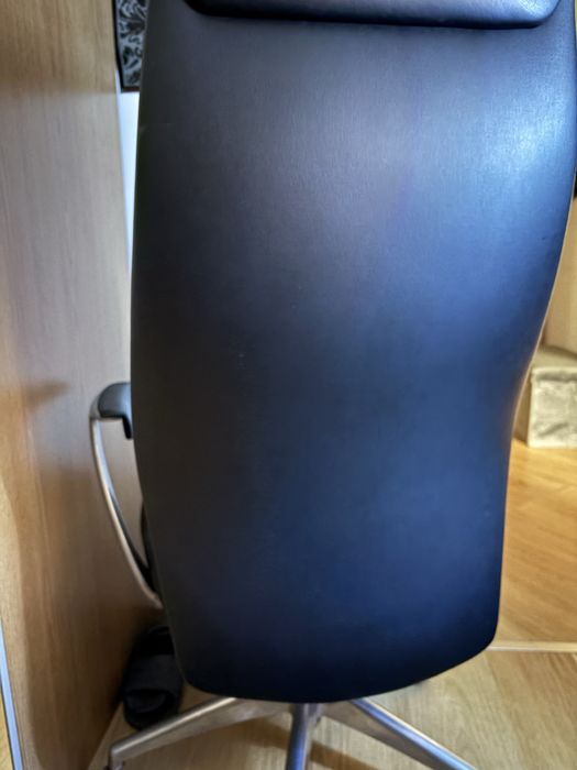Cadeira de escritorio em pele.