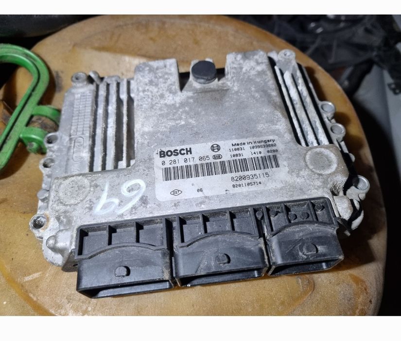 Sterownik silnika 2.0 Dci  114km 2012r M9r786  trafic vivaro