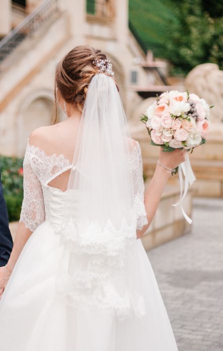 Нежное свадебное платье с кружевным топом