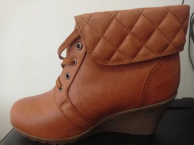 Botki na koturnie sznurowane