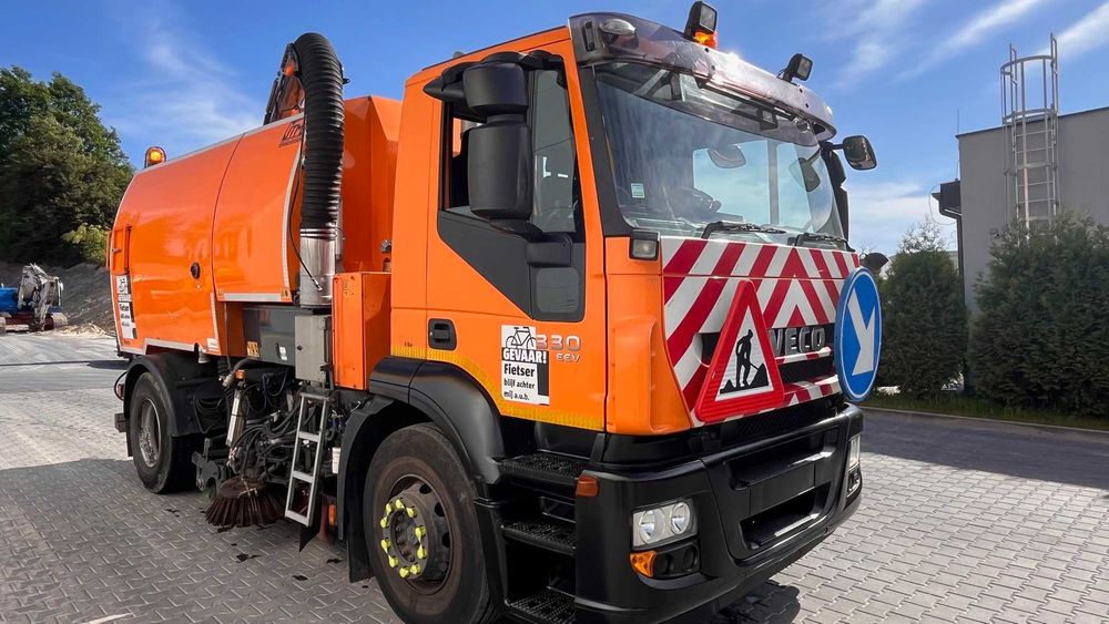 Usługa zamiatarką myjką, polewaczką Czyszczenie ulic, placów parkingów