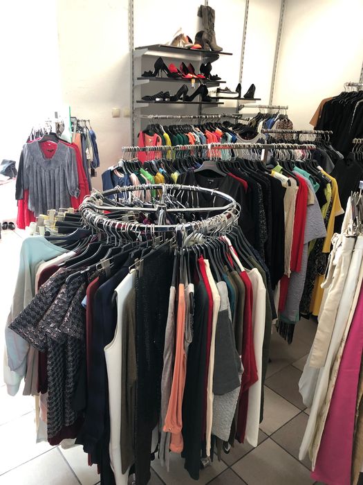 Odzież sukienki bluzki spodnie swetry