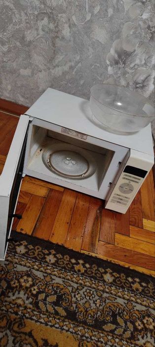 Мікрохвильова піч /  Микроволновка / Микроволновая печь