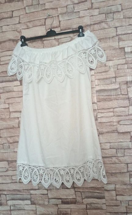 Sukienka biała z odkrytymi ramionami