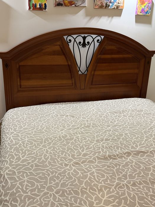Cama casal moderna de cerejeira como nova