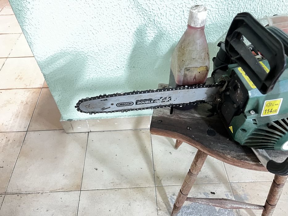 Motossera + Óleo para motores 2 tempos + afiador de correntes