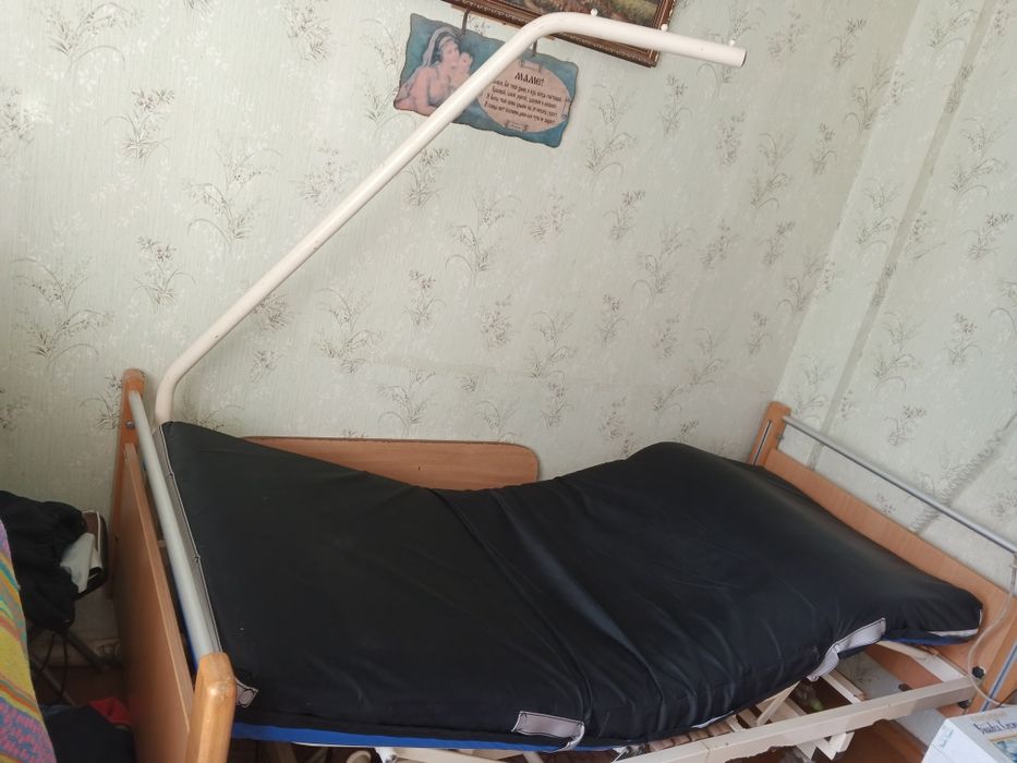 Медичне ліжко з електроприводом і пультом