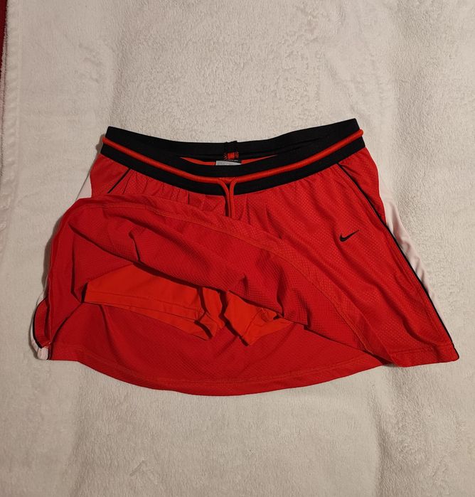 Czerwone spódnico-spodenki Nike S