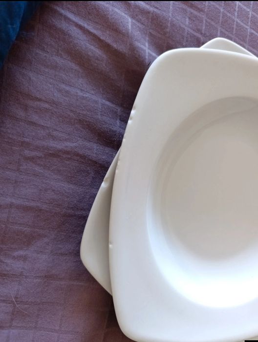 Pratos de sopa brancos