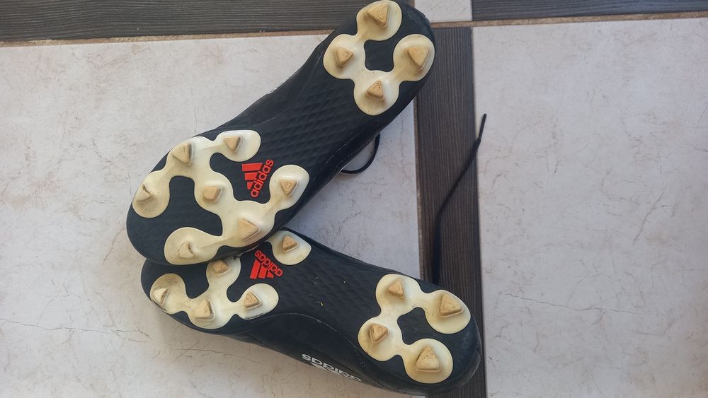 Бутси, кросівки, футзалки