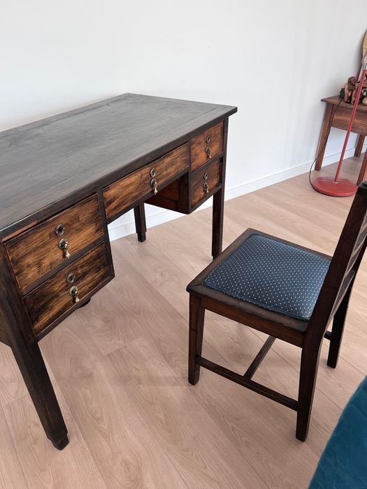 Secretaria restaurada e cadeira