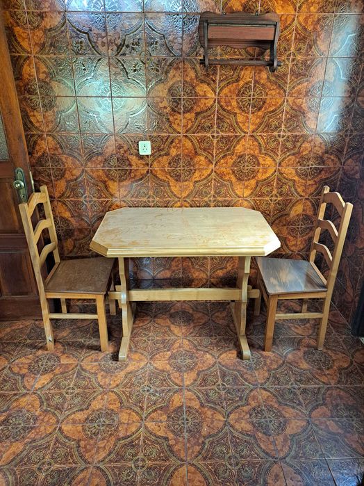 Mesa de cozinha em madeira