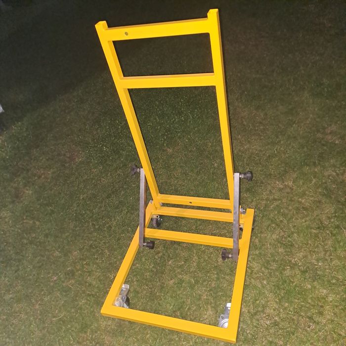Stojak na silnik zaburtowy