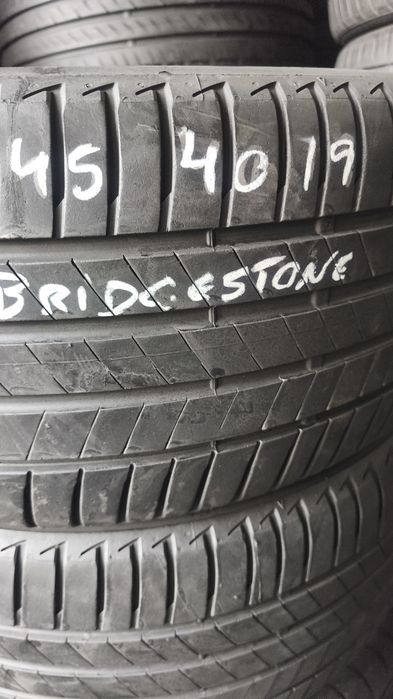 Pneus  245/40/19