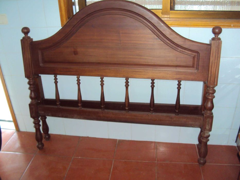 Uma cama de casal em madeira maciça em bom estado