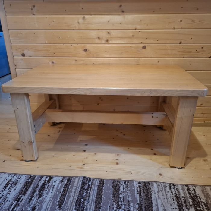 Столик дерев'яний.