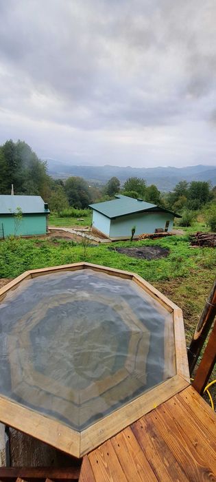 Великий Чан під відкритим небом з гарним краєвидом на гори
