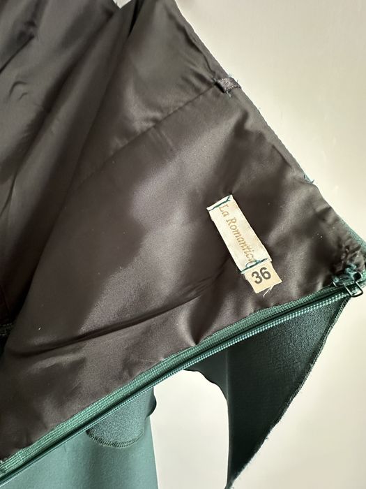 Dluga gorsetowa sukienka z falbanka