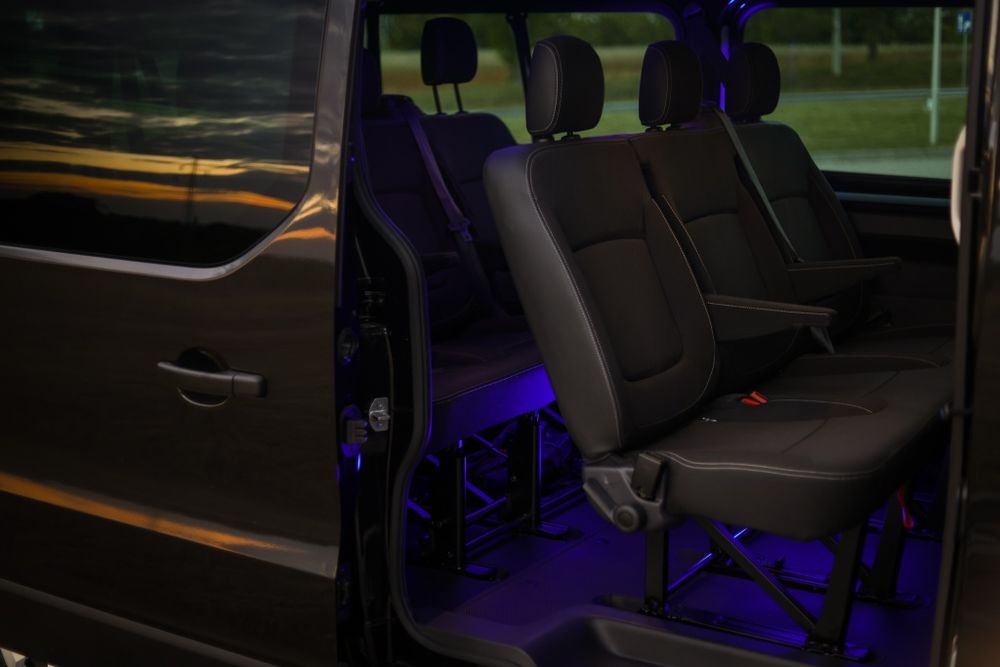 Wynajem busów busa Renault Trafic Czarny VIP 9 osób Wesele Urodziny 18