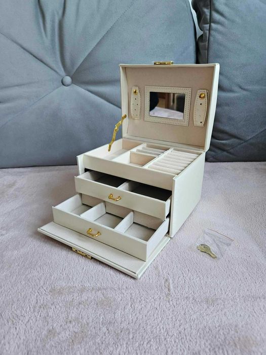 Kuferek na biżuterię organizer szkatułka na kolczyki jasny biżuteria