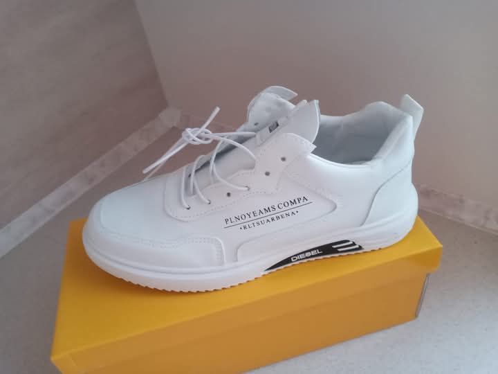 Кросівки чоловічі