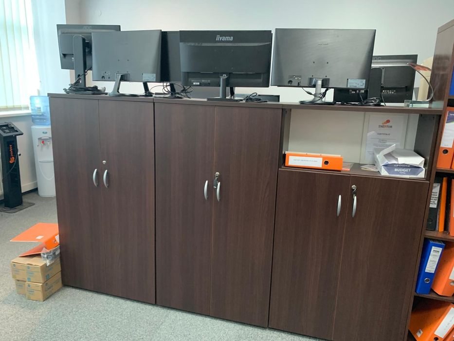 Zestaw mebli biurowych – biurka, szafy, regały, fotele – bardzo dobry