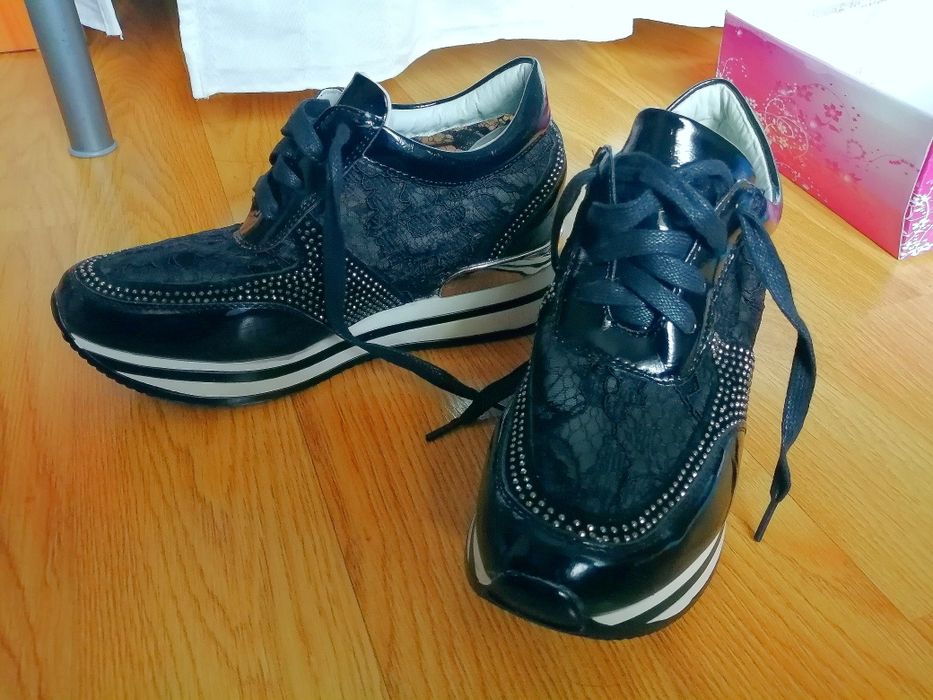 Sapatilhas pretas com renda
