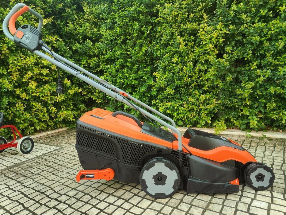 Máquina de cortar relva elétrica Black + Decker