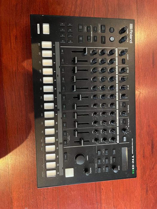 Roland tr-8s drum machine