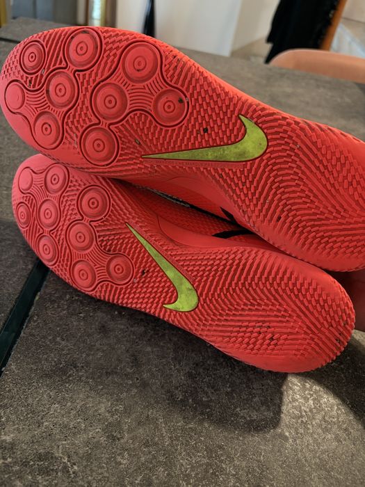 Chuteiras Nike Phantom brancas e laranjas