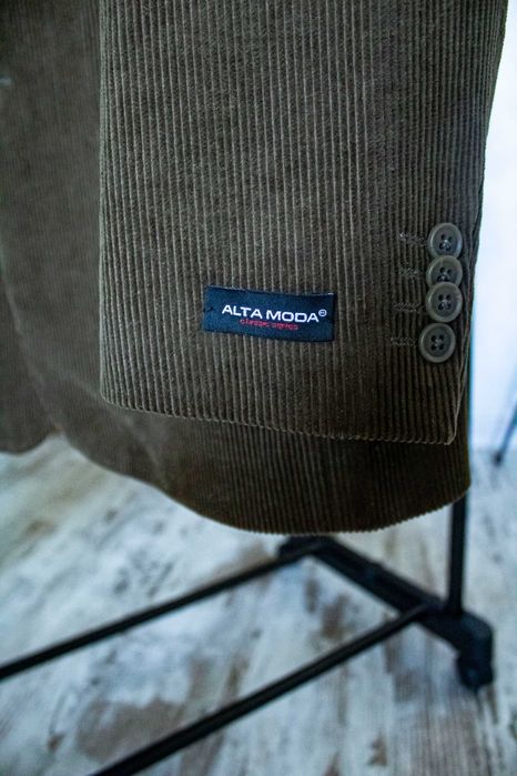 Продам вельветовый мужской костюм Alta Moda