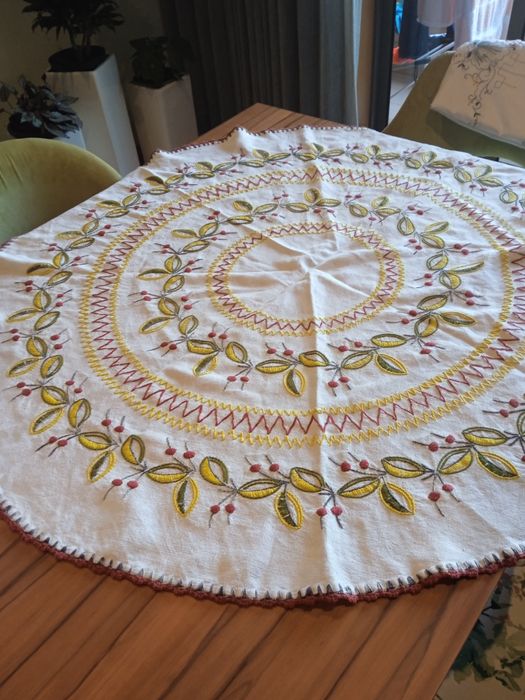 Toalha redonda de linho grosso. 125cm diâmetro