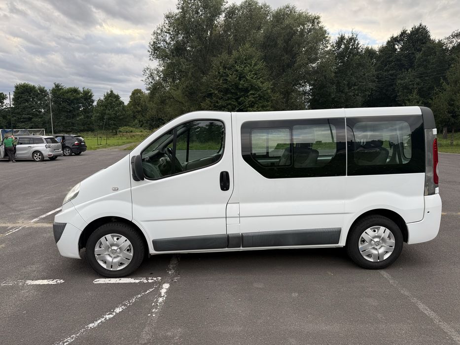 Renault trafic jak vivaro 9 osobowy ładny stan