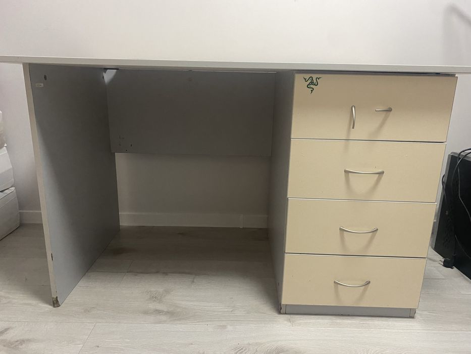 Стіл письмовий , зручний