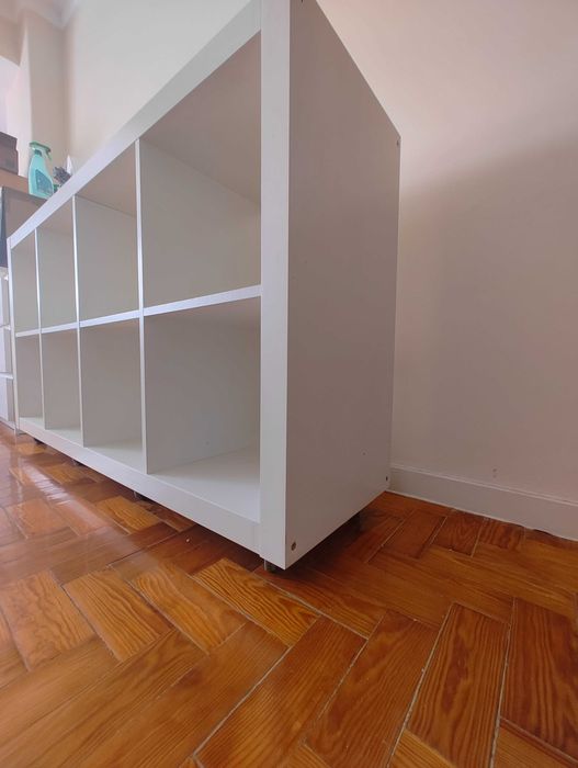 Móvel branco com cubículos