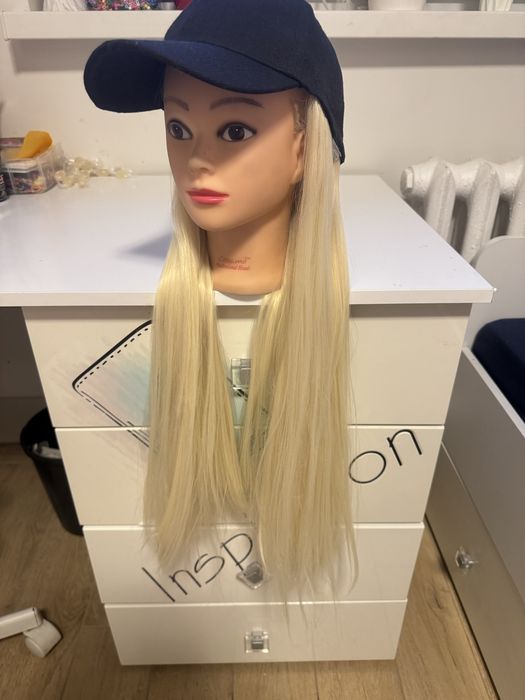 Czarna czapka z daszkiem z wlosami bardzo jasny blond