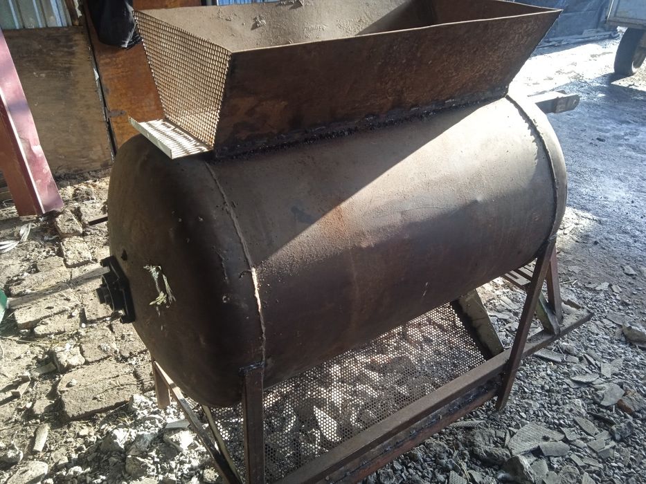 Кукурудз'яна дробарка , дробірка кукурудзи, в початках.