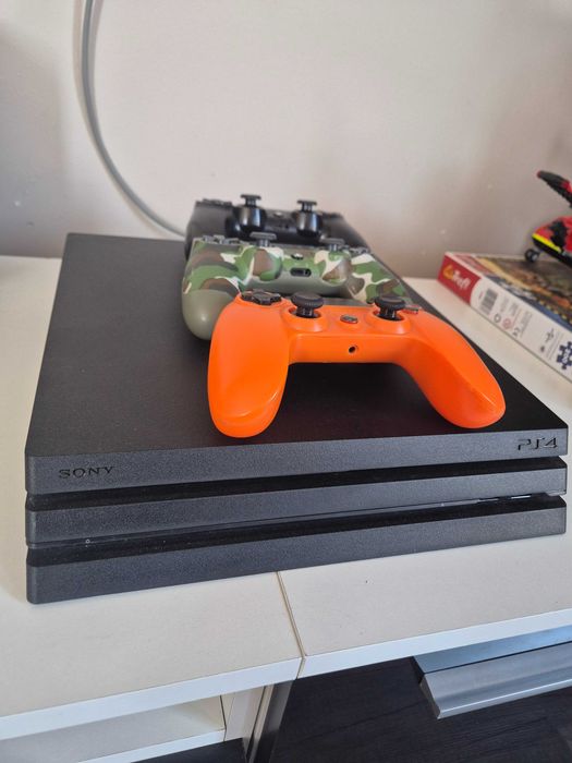 konsola PS 4 Pro + 3 pady + 8 gier