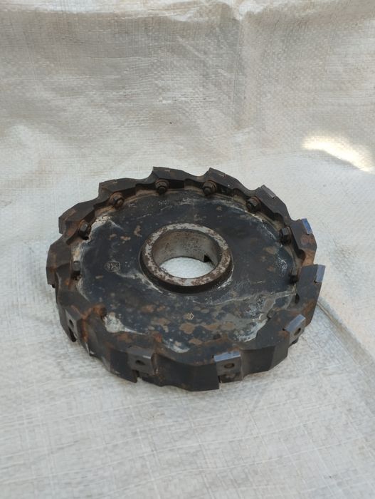 Продам фрези ,оправки ,свердла вживане в нормальному стані