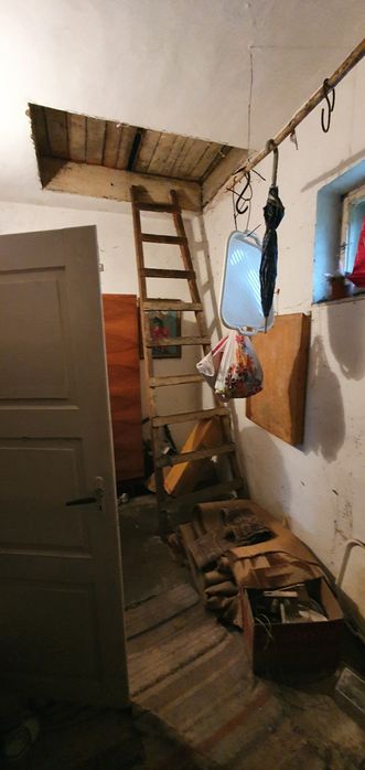 Будинок на високому фундаменті