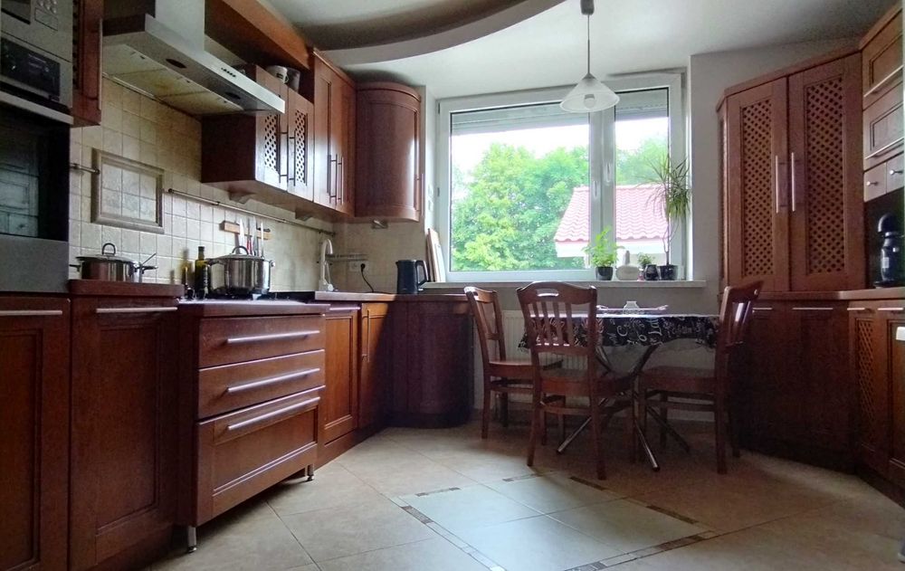 Kuchnia z drewnianymi frontami +AGD(płyta,zmywarka, piekarnik)-używana