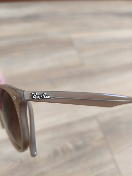 Óculos de sol Rayban danificados