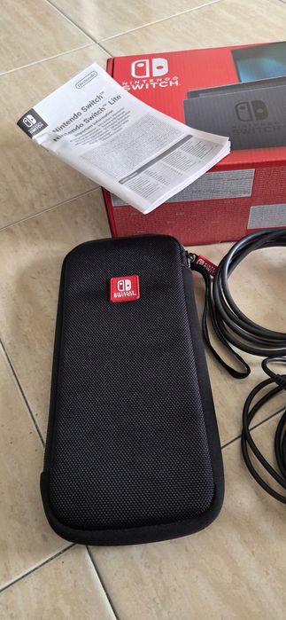 Nintendo Switch com caixa