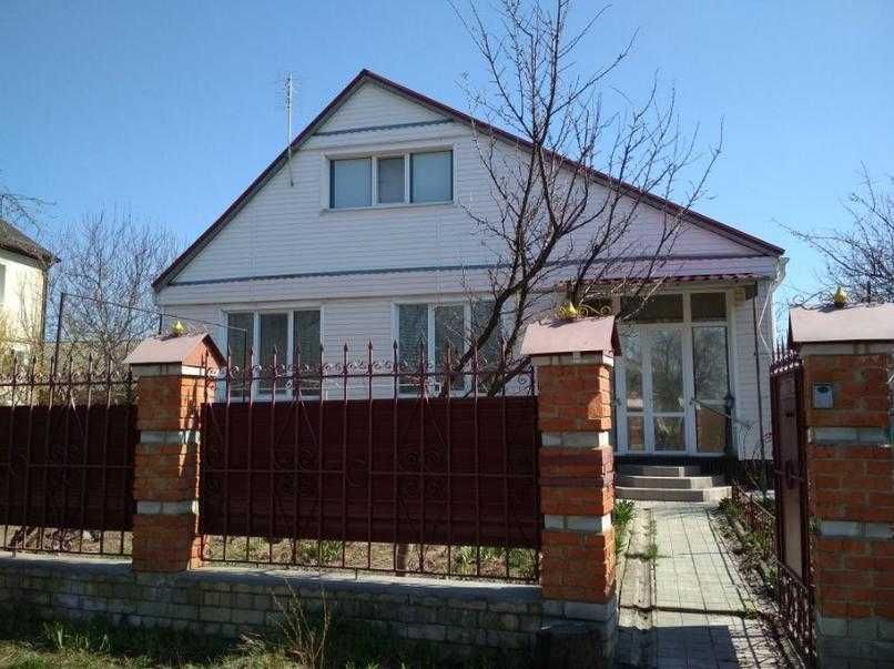 Продається цегляний, двоповерховий будинок в с.Мачухах