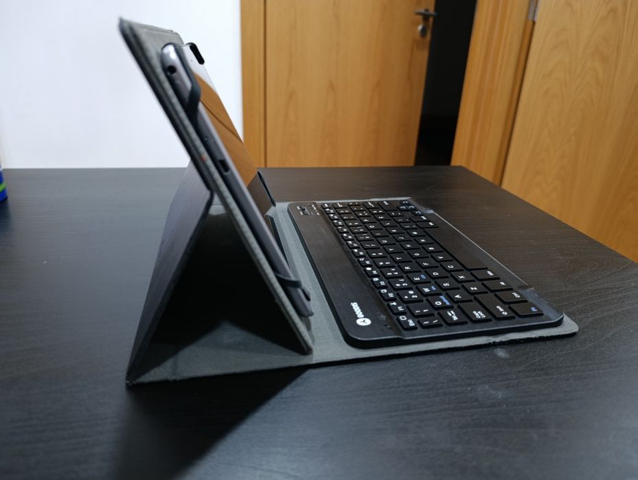 Tablet Huawei MediaPad T3 , com capa e teclado