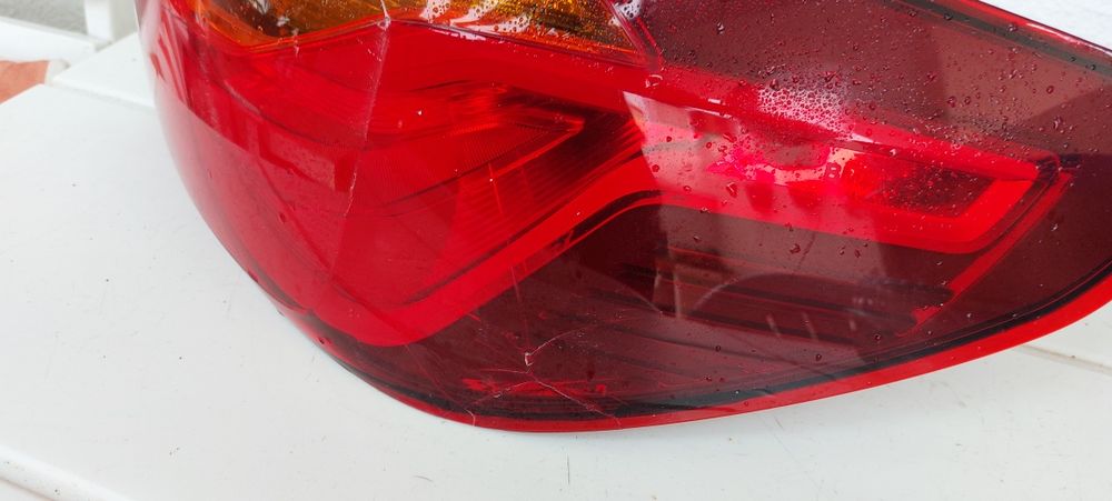 Bmw serie 1 f40 farol traseiro direito com defeito